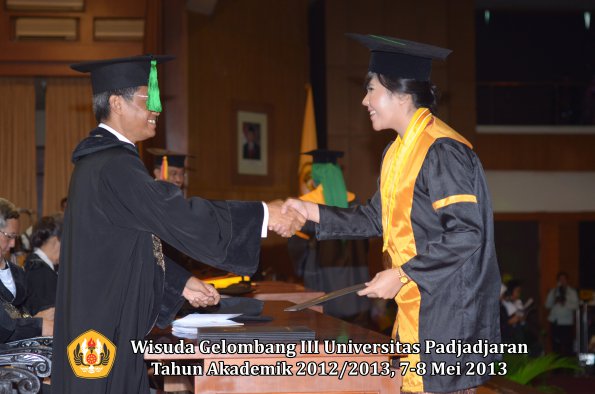 wisuda-unpad-gel-iii-ta-2012_2013-fakultas-kedokteran-oleh-dekan-095