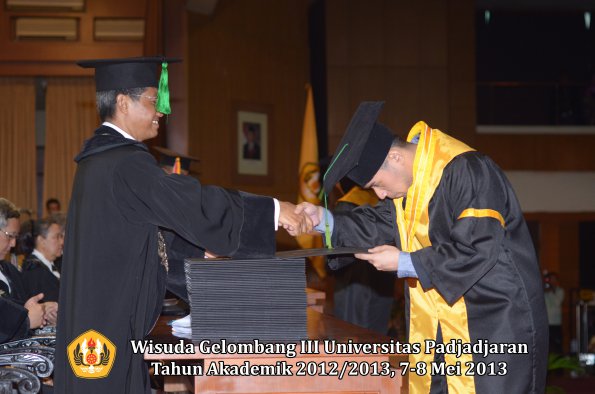 wisuda-unpad-gel-iii-ta-2012_2013-fakultas-kedokteran-oleh-dekan-103