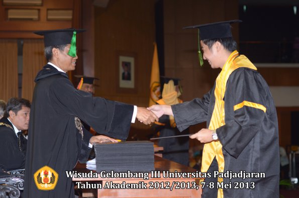 wisuda-unpad-gel-iii-ta-2012_2013-fakultas-kedokteran-oleh-dekan-118