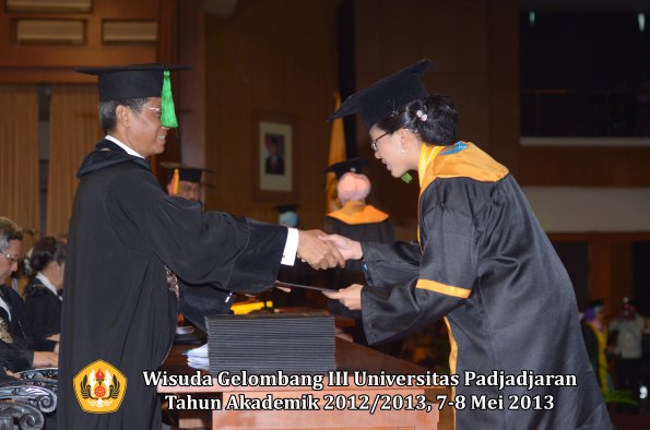 wisuda-unpad-gel-iii-ta-2012_2013-fakultas-kedokteran-oleh-dekan-122