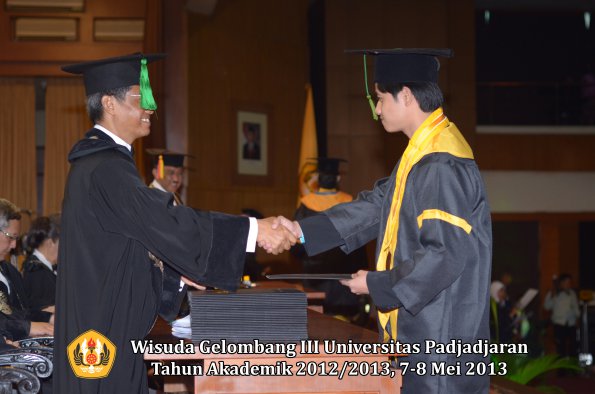 wisuda-unpad-gel-iii-ta-2012_2013-fakultas-kedokteran-oleh-dekan-123