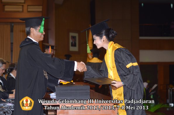 wisuda-unpad-gel-iii-ta-2012_2013-fakultas-kedokteran-oleh-dekan-124