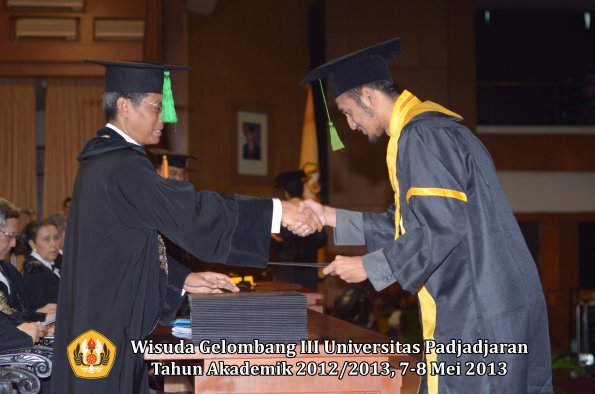 wisuda-unpad-gel-iii-ta-2012_2013-fakultas-kedokteran-oleh-dekan-125