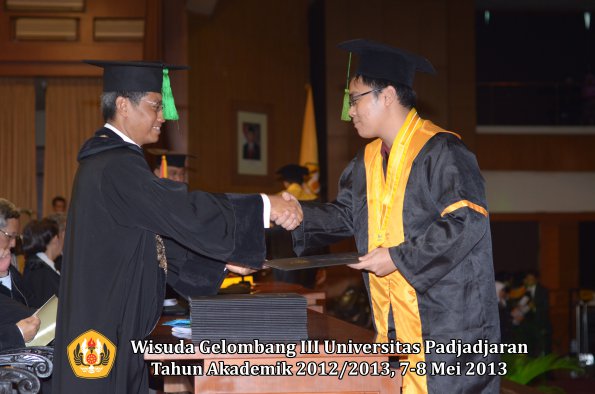 wisuda-unpad-gel-iii-ta-2012_2013-fakultas-kedokteran-oleh-dekan-126