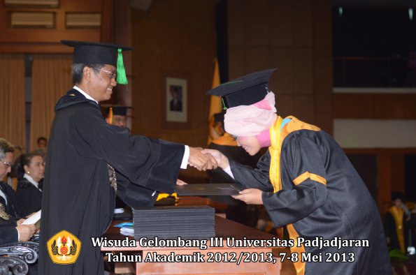 wisuda-unpad-gel-iii-ta-2012_2013-fakultas-kedokteran-oleh-dekan-127