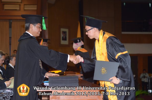 wisuda-unpad-gel-iii-ta-2012_2013-fakultas-kedokteran-oleh-dekan-128