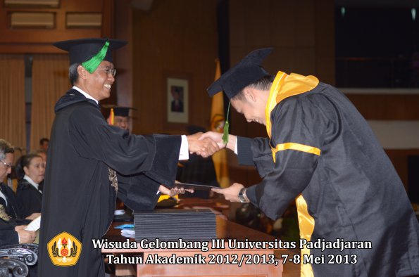 wisuda-unpad-gel-iii-ta-2012_2013-fakultas-kedokteran-oleh-dekan-129