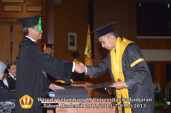 wisuda-unpad-gel-iii-ta-2012_2013-fakultas-kedokteran-oleh-dekan-135