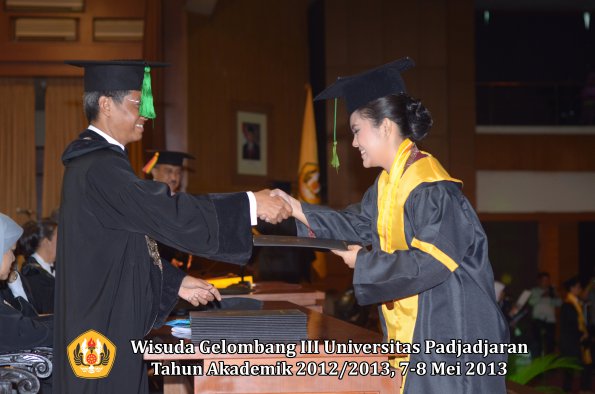 wisuda-unpad-gel-iii-ta-2012_2013-fakultas-kedokteran-oleh-dekan-136