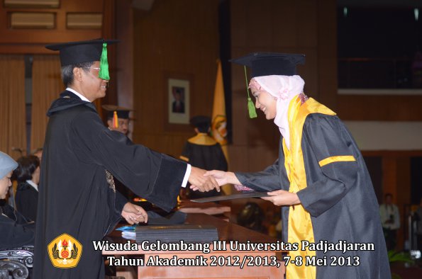 wisuda-unpad-gel-iii-ta-2012_2013-fakultas-kedokteran-oleh-dekan-141