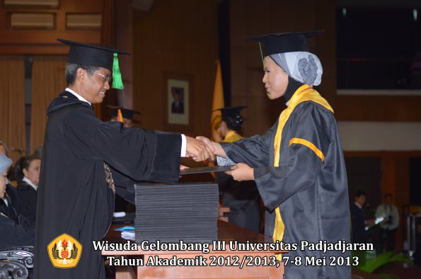 wisuda-unpad-gel-iii-ta-2012_2013-fakultas-kedokteran-oleh-dekan-154