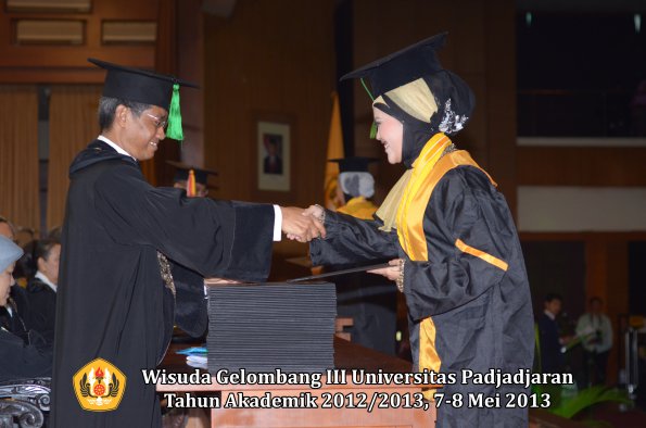 wisuda-unpad-gel-iii-ta-2012_2013-fakultas-kedokteran-oleh-dekan-155