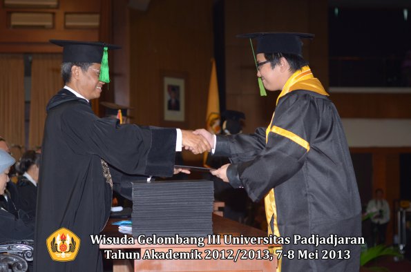 wisuda-unpad-gel-iii-ta-2012_2013-fakultas-kedokteran-oleh-dekan-156