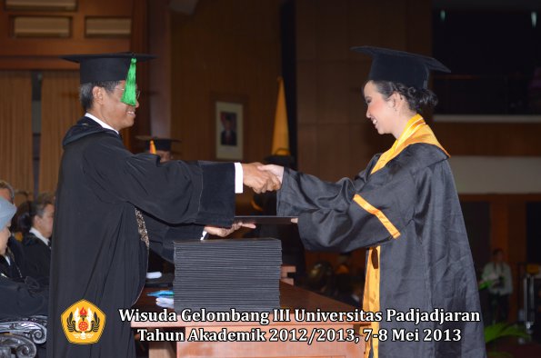 wisuda-unpad-gel-iii-ta-2012_2013-fakultas-kedokteran-oleh-dekan-157