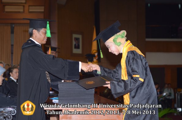 wisuda-unpad-gel-iii-ta-2012_2013-fakultas-kedokteran-oleh-dekan-159