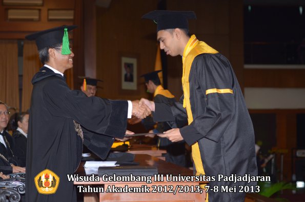 wisuda-unpad-gel-iii-ta-2012_2013-fakultas-kedokteran-oleh-dekan-195