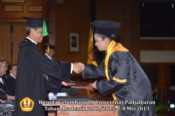 wisuda-unpad-gel-iii-ta-2012_2013-fakultas-kedokteran-oleh-dekan-197