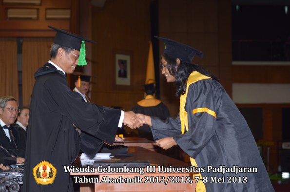 wisuda-unpad-gel-iii-ta-2012_2013-fakultas-kedokteran-oleh-dekan-198