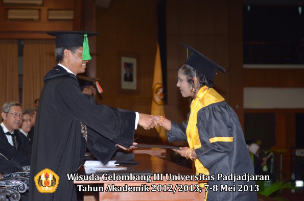 wisuda-unpad-gel-iii-ta-2012_2013-fakultas-kedokteran-oleh-dekan-201