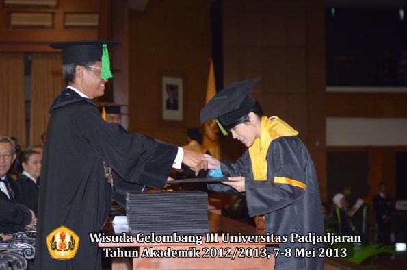 wisuda-unpad-gel-iii-ta-2012_2013-fakultas-kedokteran-oleh-dekan-219