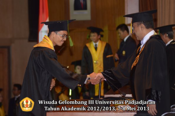 wisuda-unpad-gel-iii-ta-2012_2013-fakultas-kedokteran-oleh-rektor-006