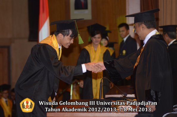 wisuda-unpad-gel-iii-ta-2012_2013-fakultas-kedokteran-oleh-rektor-011