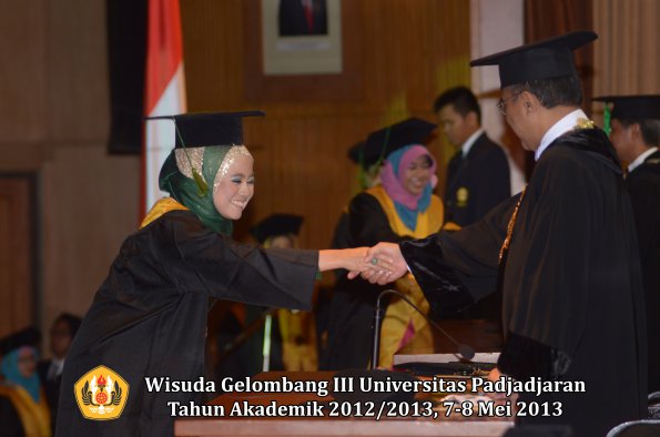 wisuda-unpad-gel-iii-ta-2012_2013-fakultas-kedokteran-oleh-rektor-014