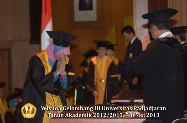 wisuda-unpad-gel-iii-ta-2012_2013-fakultas-kedokteran-oleh-rektor-015