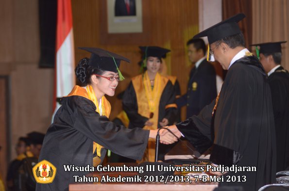 wisuda-unpad-gel-iii-ta-2012_2013-fakultas-kedokteran-oleh-rektor-016