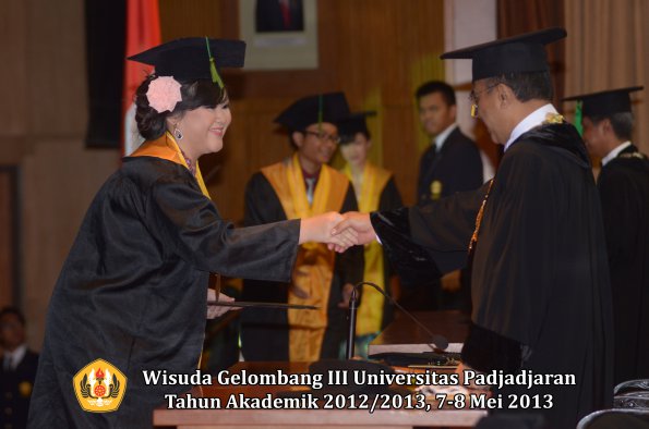 wisuda-unpad-gel-iii-ta-2012_2013-fakultas-kedokteran-oleh-rektor-025