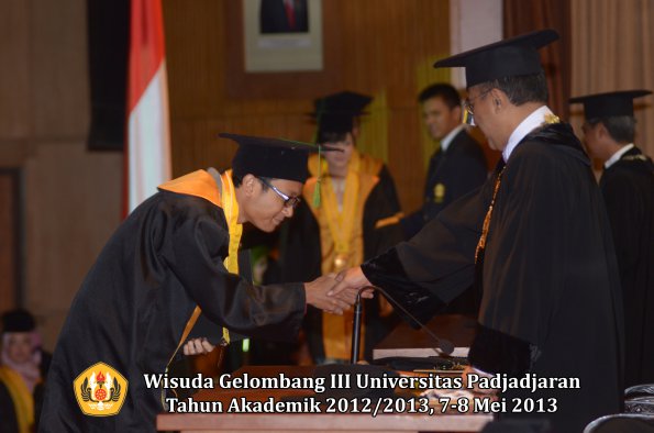 wisuda-unpad-gel-iii-ta-2012_2013-fakultas-kedokteran-oleh-rektor-026