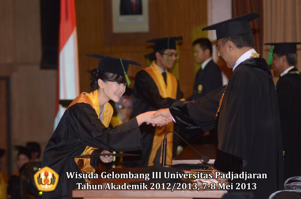 wisuda-unpad-gel-iii-ta-2012_2013-fakultas-kedokteran-oleh-rektor-027