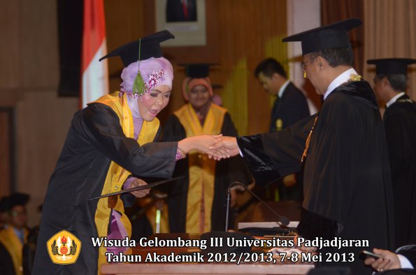 wisuda-unpad-gel-iii-ta-2012_2013-fakultas-kedokteran-oleh-rektor-031