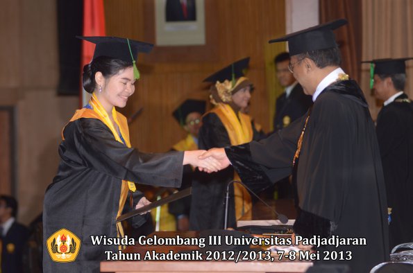 wisuda-unpad-gel-iii-ta-2012_2013-fakultas-kedokteran-oleh-rektor-034