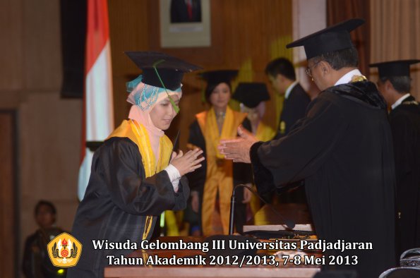 wisuda-unpad-gel-iii-ta-2012_2013-fakultas-kedokteran-oleh-rektor-041