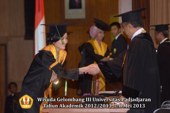 wisuda-unpad-gel-iii-ta-2012_2013-fakultas-kedokteran-oleh-rektor-042