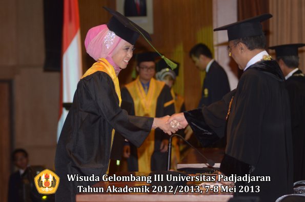 wisuda-unpad-gel-iii-ta-2012_2013-fakultas-kedokteran-oleh-rektor-043