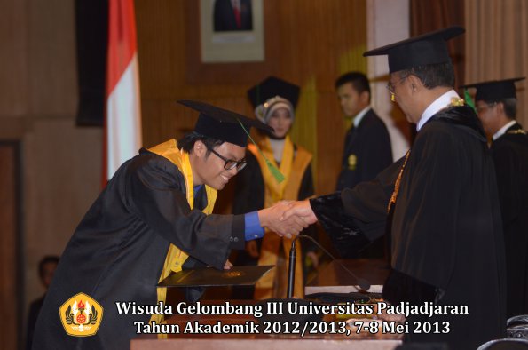 wisuda-unpad-gel-iii-ta-2012_2013-fakultas-kedokteran-oleh-rektor-044