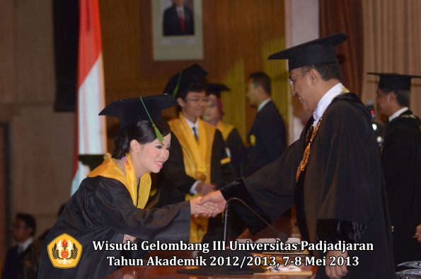 wisuda-unpad-gel-iii-ta-2012_2013-fakultas-kedokteran-oleh-rektor-046