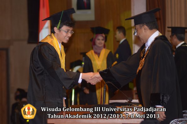 wisuda-unpad-gel-iii-ta-2012_2013-fakultas-kedokteran-oleh-rektor-047