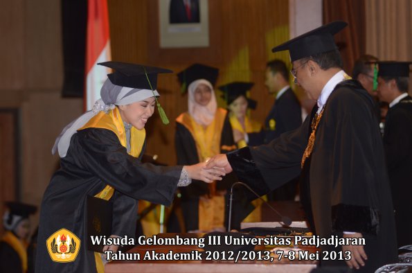 wisuda-unpad-gel-iii-ta-2012_2013-fakultas-kedokteran-oleh-rektor-050