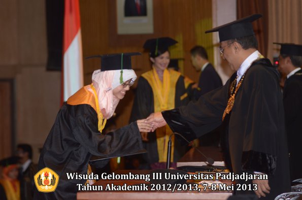 wisuda-unpad-gel-iii-ta-2012_2013-fakultas-kedokteran-oleh-rektor-051