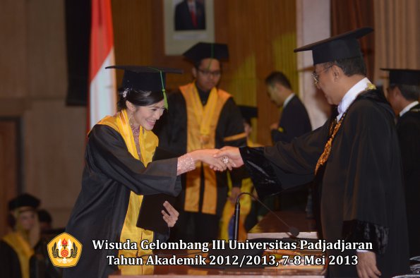 wisuda-unpad-gel-iii-ta-2012_2013-fakultas-kedokteran-oleh-rektor-052