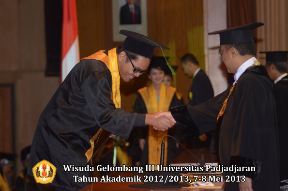 wisuda-unpad-gel-iii-ta-2012_2013-fakultas-kedokteran-oleh-rektor-053