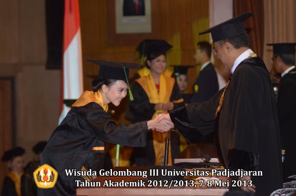 wisuda-unpad-gel-iii-ta-2012_2013-fakultas-kedokteran-oleh-rektor-054