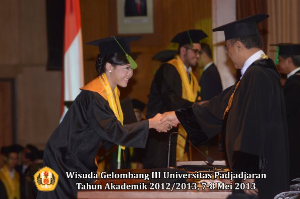 wisuda-unpad-gel-iii-ta-2012_2013-fakultas-kedokteran-oleh-rektor-055