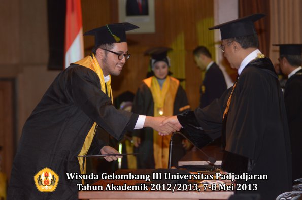 wisuda-unpad-gel-iii-ta-2012_2013-fakultas-kedokteran-oleh-rektor-056