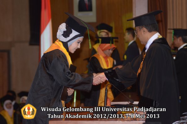 wisuda-unpad-gel-iii-ta-2012_2013-fakultas-kedokteran-oleh-rektor-057