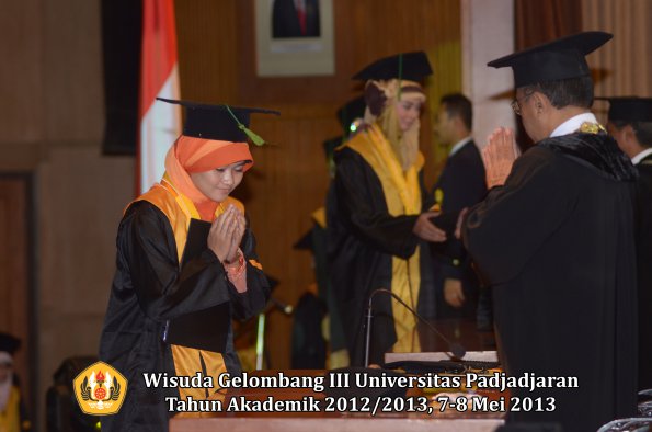 wisuda-unpad-gel-iii-ta-2012_2013-fakultas-kedokteran-oleh-rektor-058