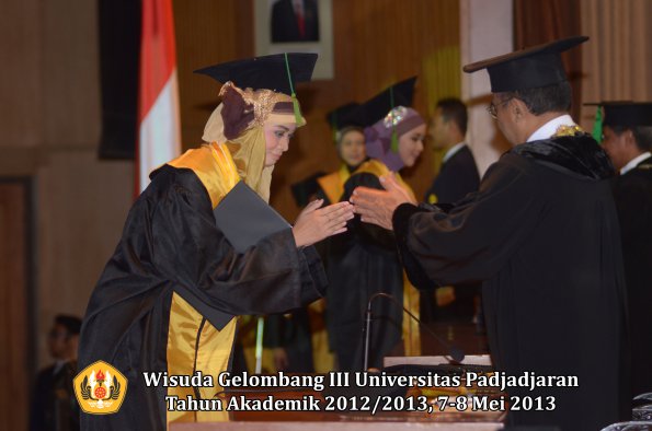 wisuda-unpad-gel-iii-ta-2012_2013-fakultas-kedokteran-oleh-rektor-059